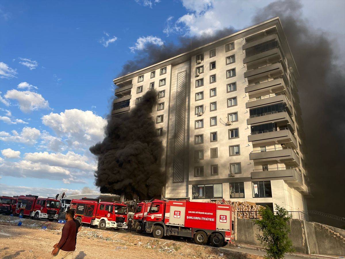 Şanlıurfa'da 10 katlı apartmanda çıkan yangına müdahale ediliyor