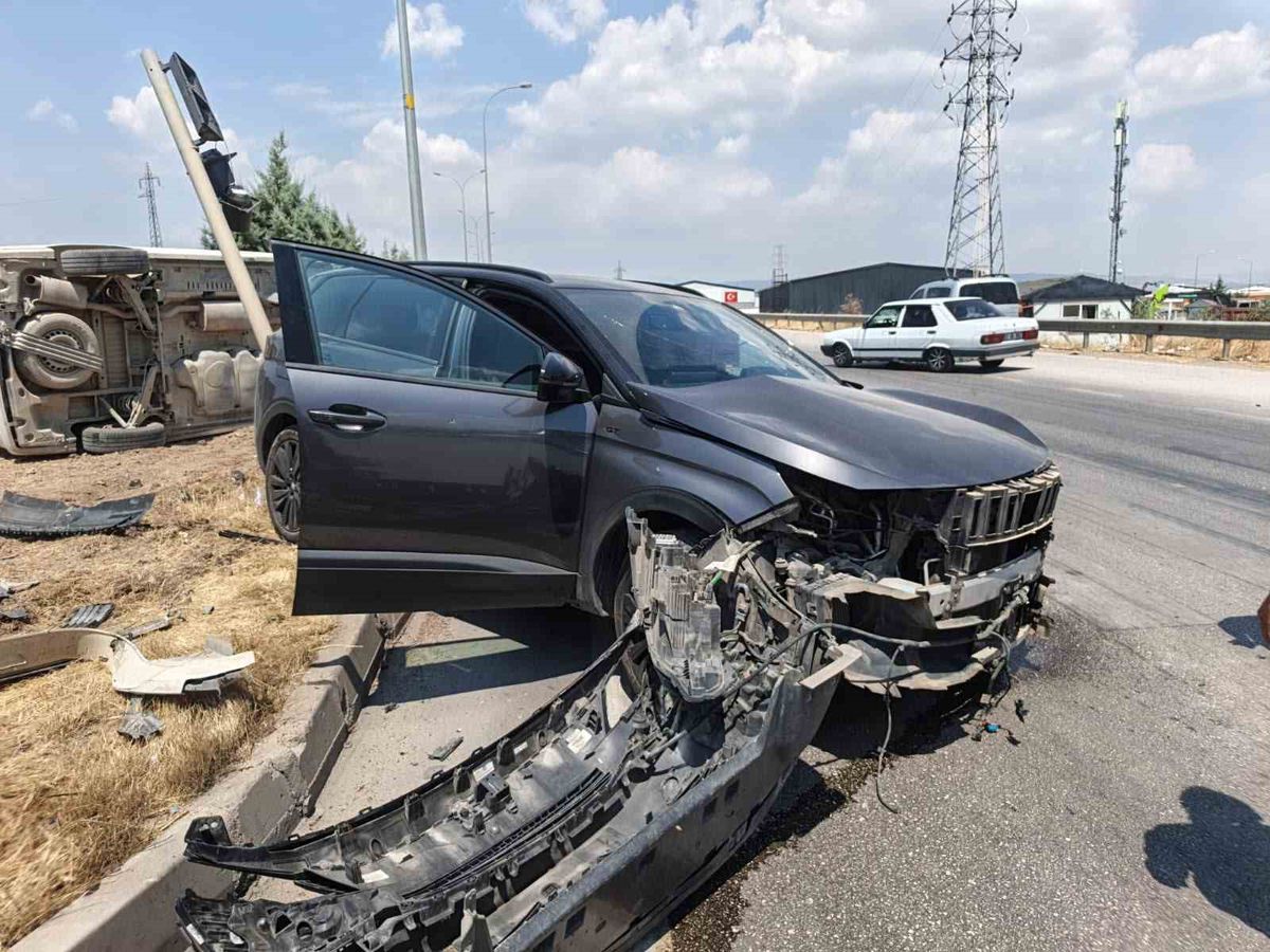 Kahramanmaraş'ta İki Araç Çarpıştı: 3 Yaralı