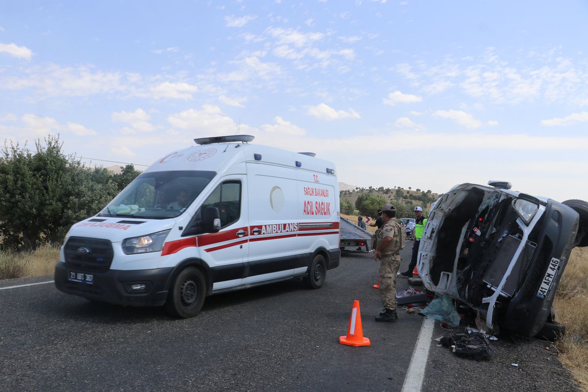 Lice'de Minibüs Kazası: 3 Ölü, 11 Yaralı