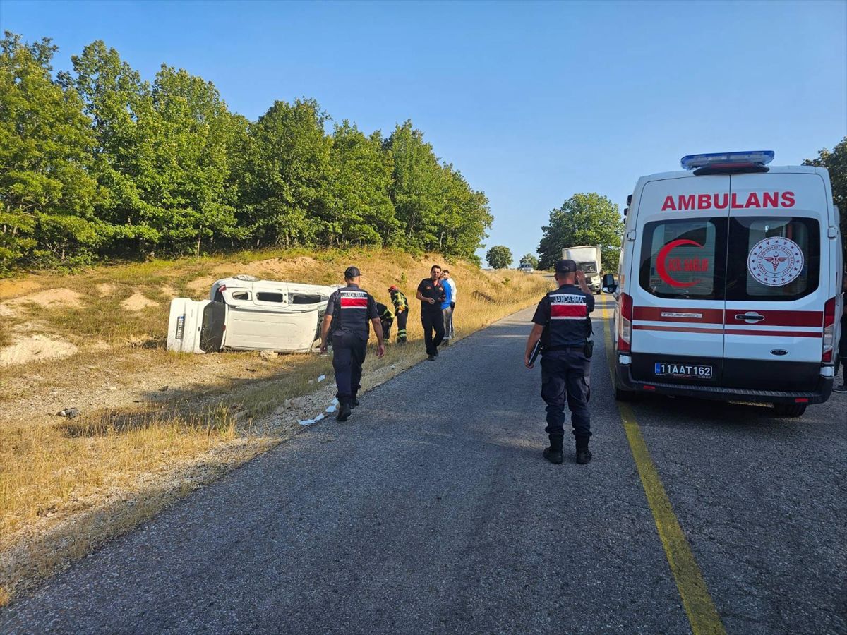 Bilecik'te Hafif Ticari Araç Devrildi: 5 Yaralı
