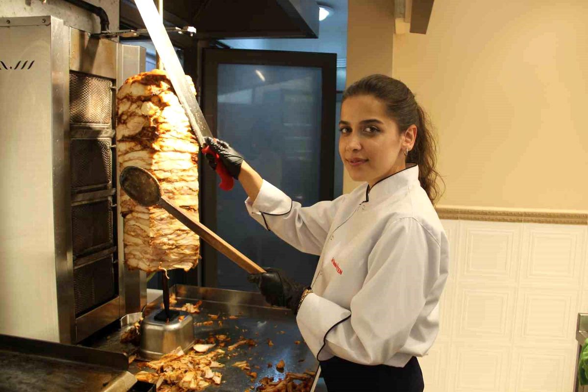 Dış ticaret okudu ama dönerdeki ustalığı göz dolduruyor