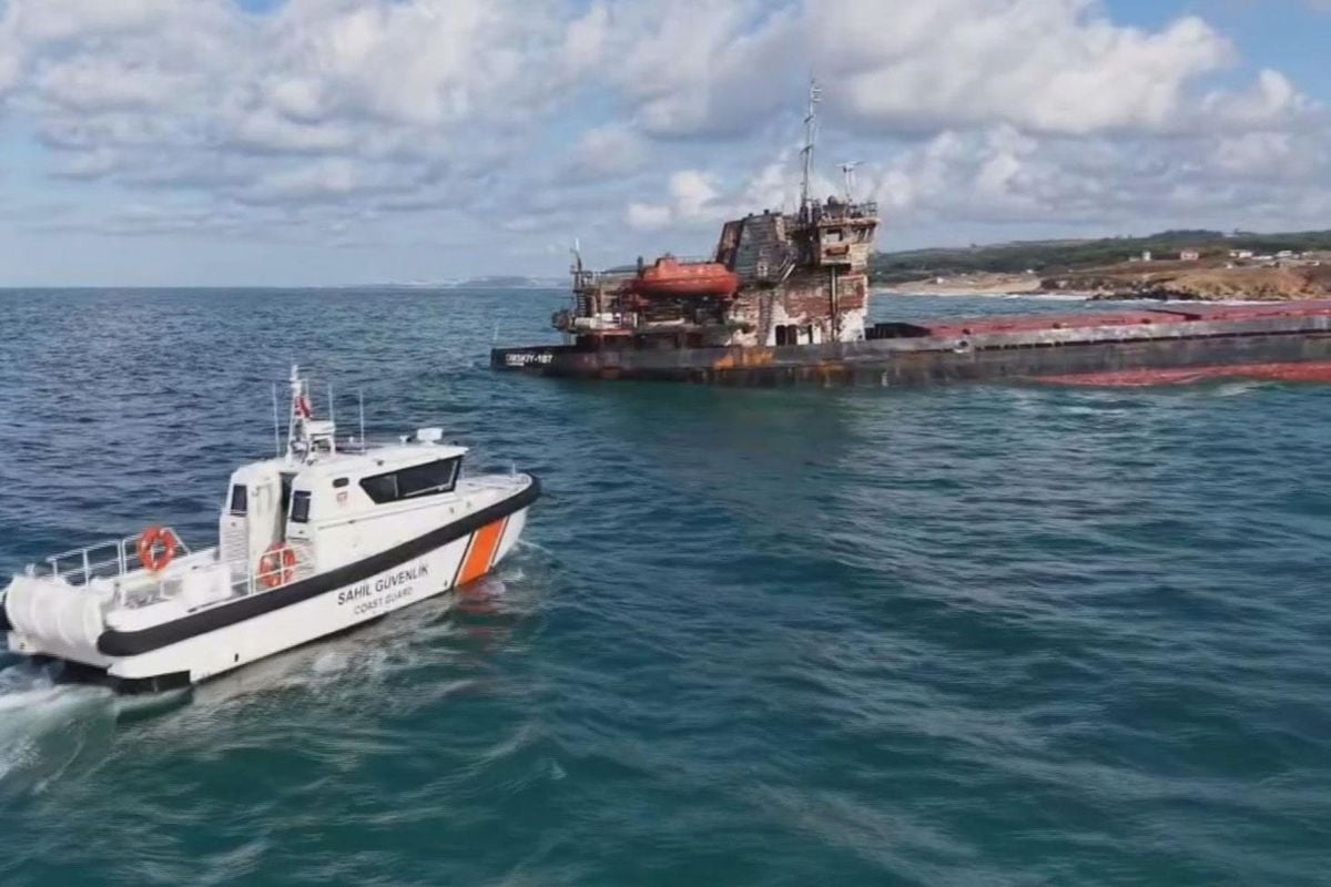 Rusya'da saldırıya uğrayan gemi sürüklenerek Şile'de karaya oturdu