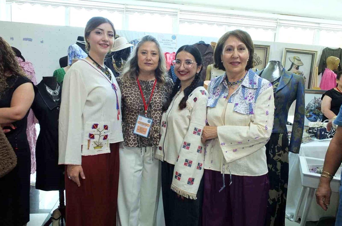 Ninelerinin dokuduğu kumaşlardan dikilen bluzlarla defileye çıktılar