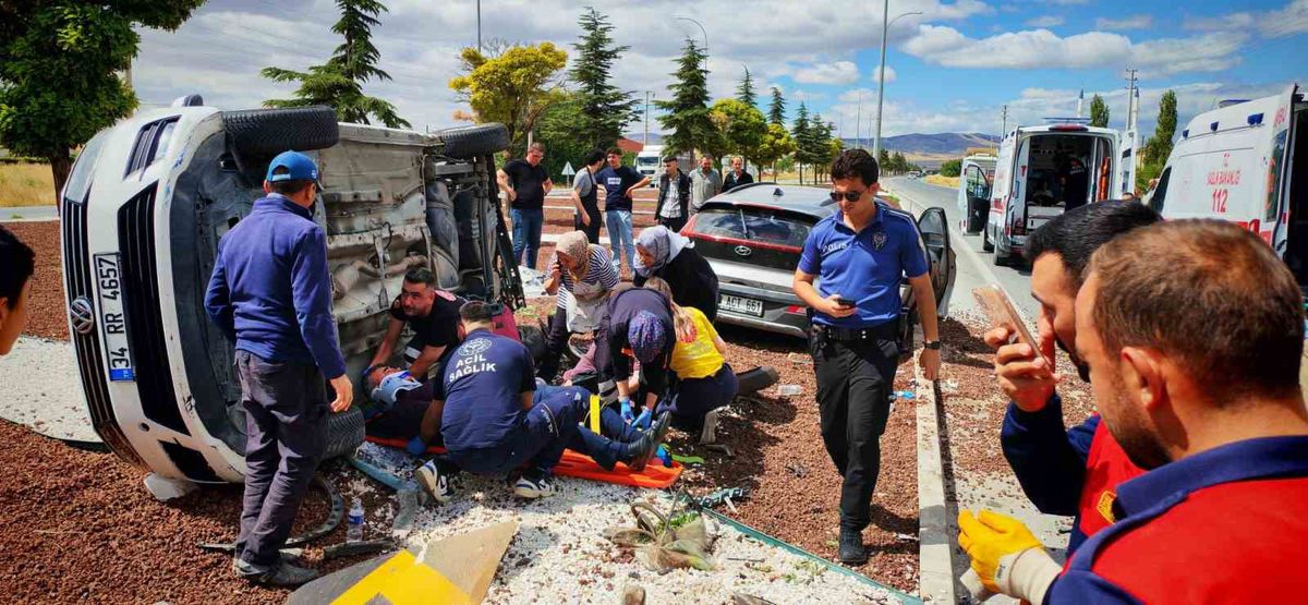Afyonkarahisar'da İki Otomobil Çarpıştı: 7 Yaralı