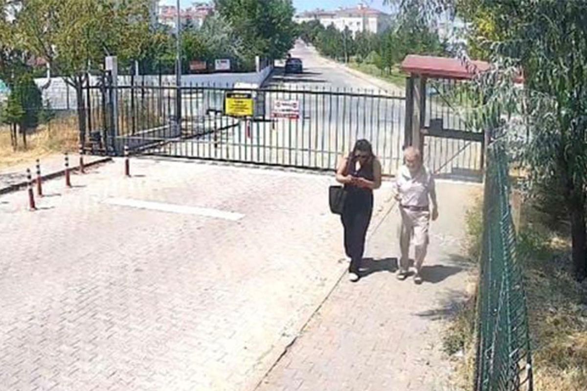 Eskişehir'de 81 yaşındaki adamı kandırıp eve girdiler! Şüpheliyi torunu kaçırttı