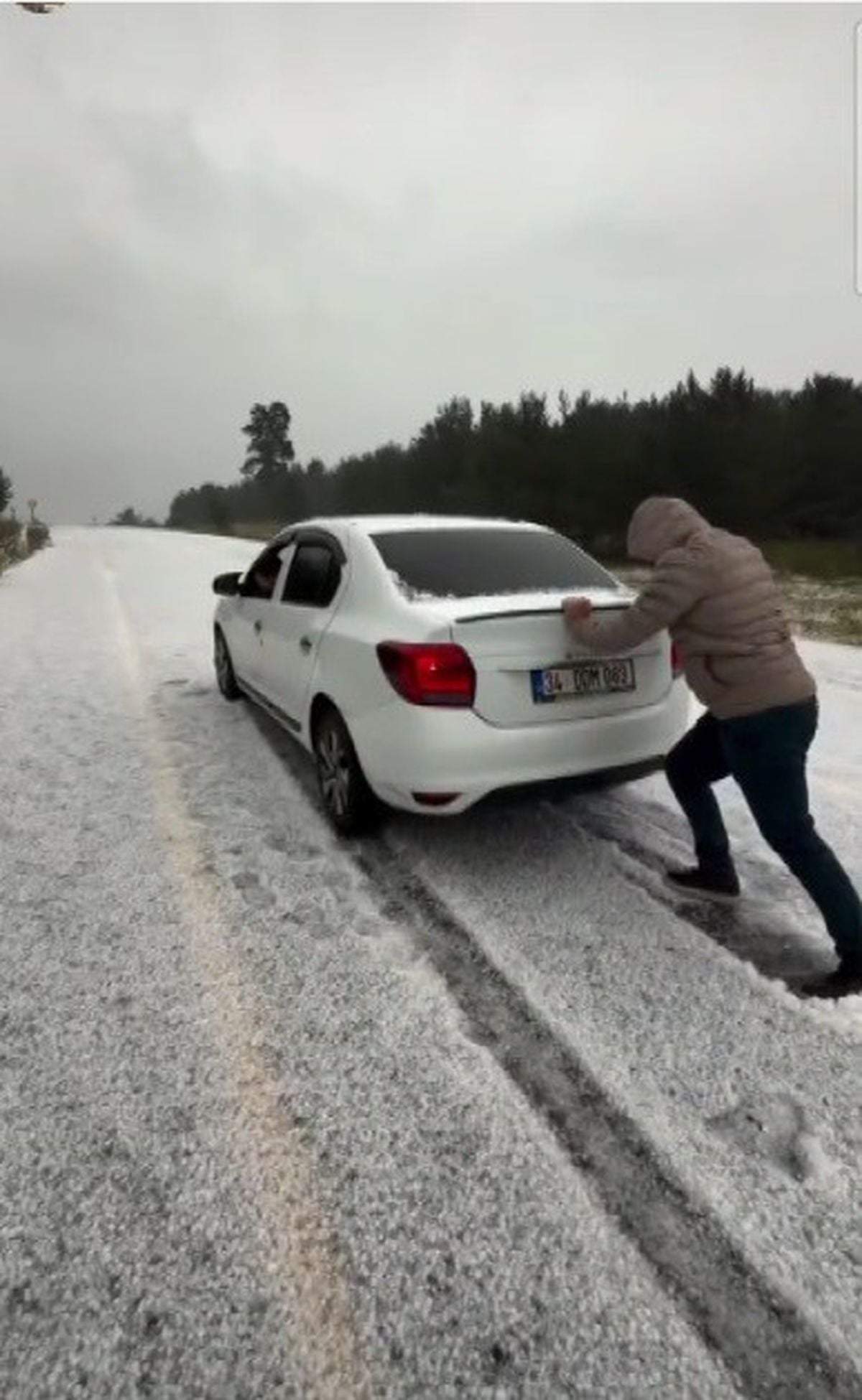 Sarıkamış'ta Ağustos'ta Kış Görüntüsü: Dolu Yolları Beyaza Bürüdü