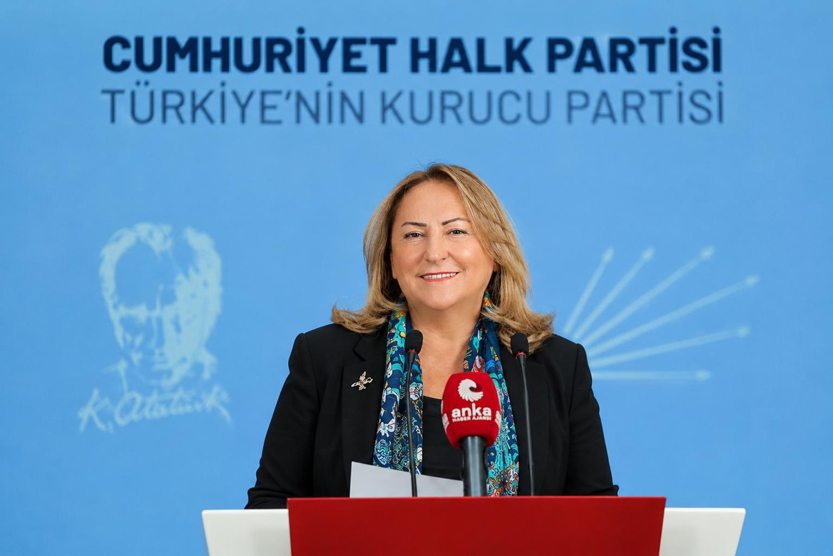 CHP'li Gülsever, Sol Parti'yi Berlin'de birinci yapan Eralp'i kutladı