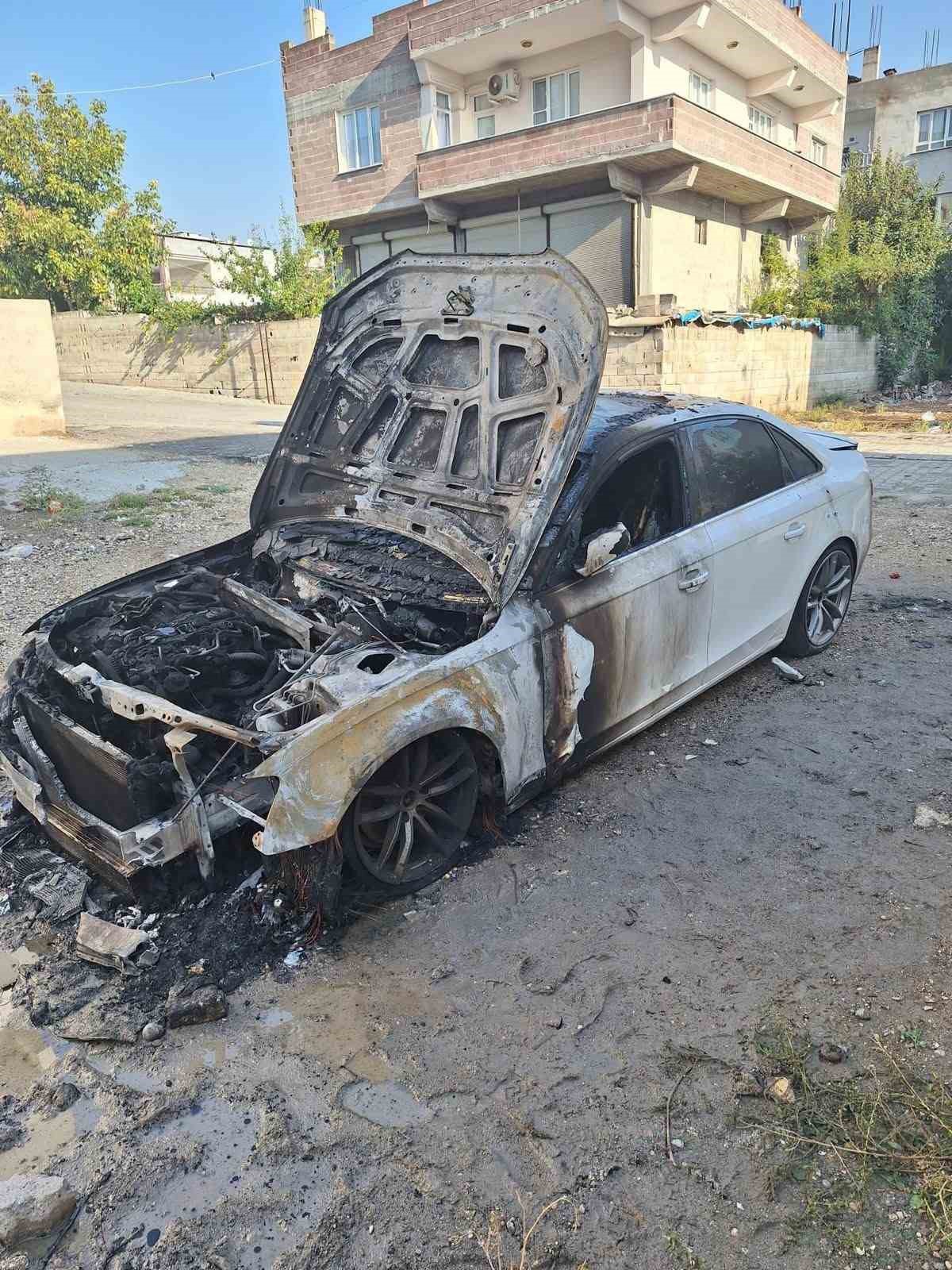 Şanlıurfa Birecik'te park halindeki lüks otomobile ateş açılıp kundaklandı
