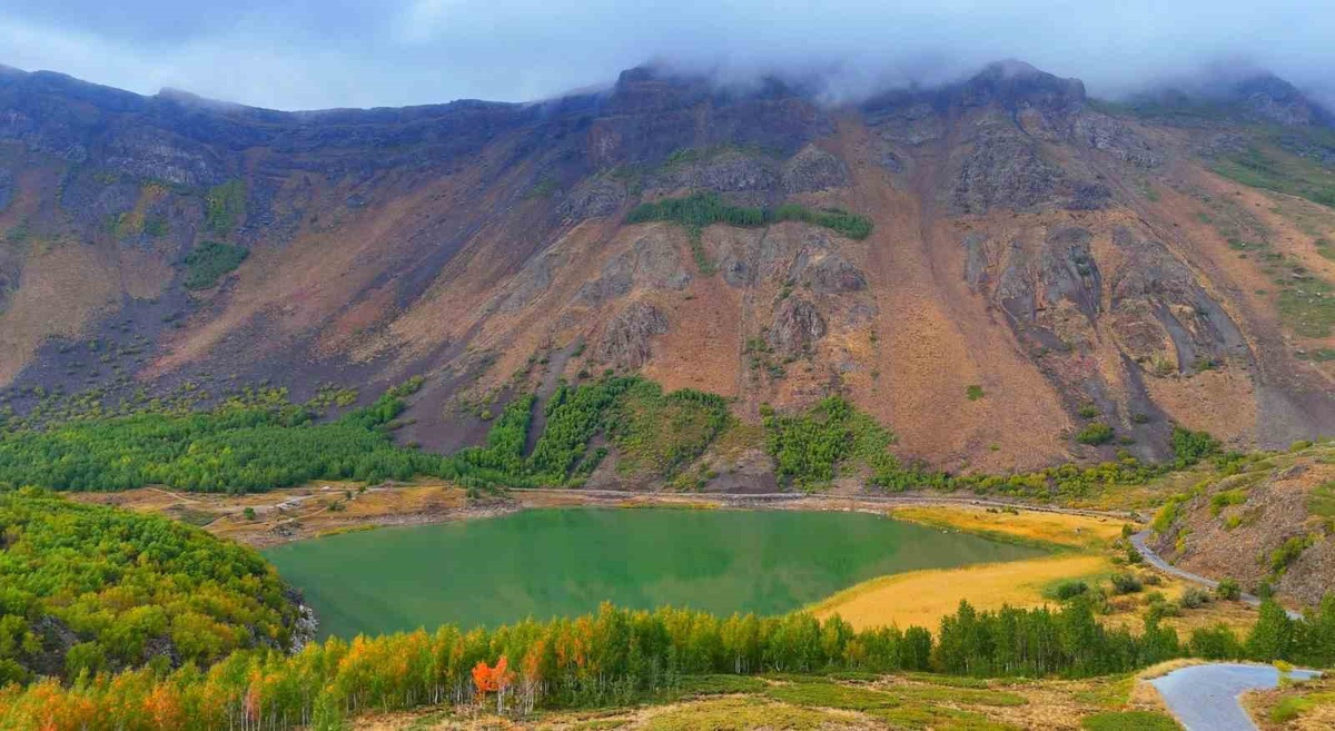 Bitlis Tatvan'daki Nemrut Kalderası Milli Parkı sonbaharda görsel şölen sunuyor