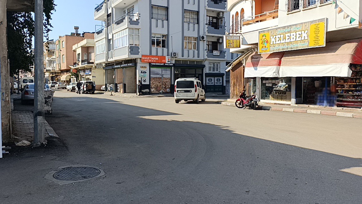 Adana Kozan'da otomobil elektrikli bisiklete çarptı, 2 genç savruldu, sürücü kaçtı