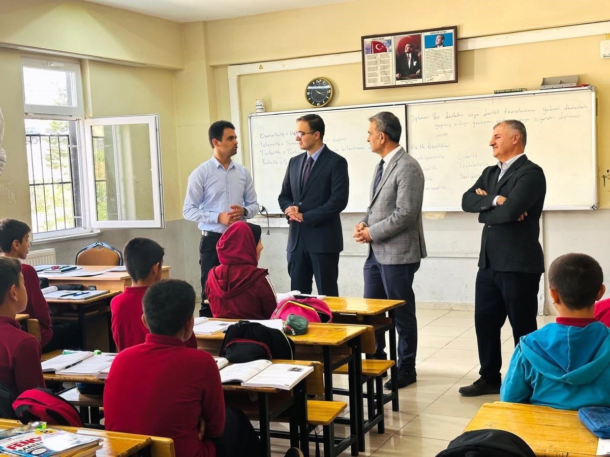 Adıyaman Sincik Kaymakamı Yıldız, İmam Hatip Ortaokulu’nu ziyaret etti