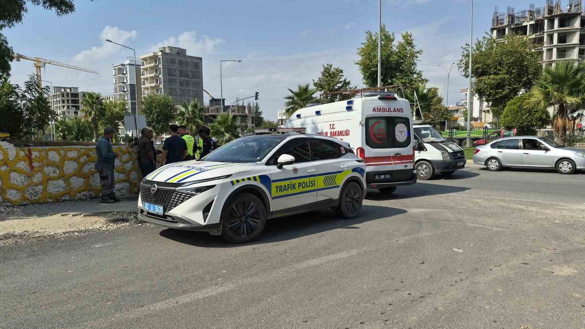 Adıyaman'da Karayolları Kavşağı yakınında devrilen motosiklette 1 kişi yaralandı