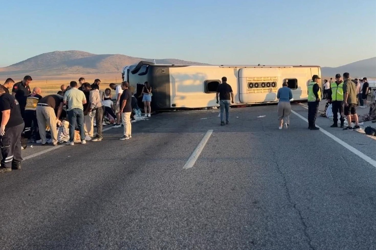 Yolcu otobüsü bariyere çarparak devrildi! 31 kişi yaralandı