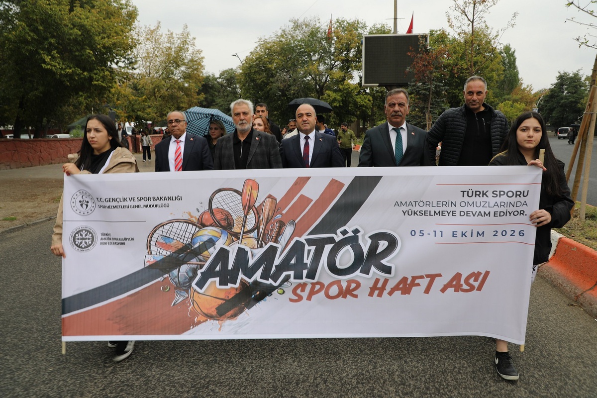Ağrı'da 100 metrelik Türk bayrağıyla Amatör Spor Haftası yürüyüşü yapıldı