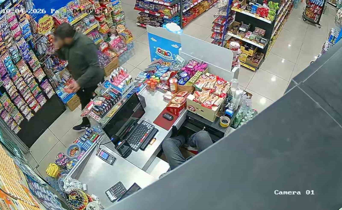 Aksaray'da market sahibi kasada uyurken ürünleri çaldı! Uyanınca 'Yorulma sen dur' deyip sigara istedi