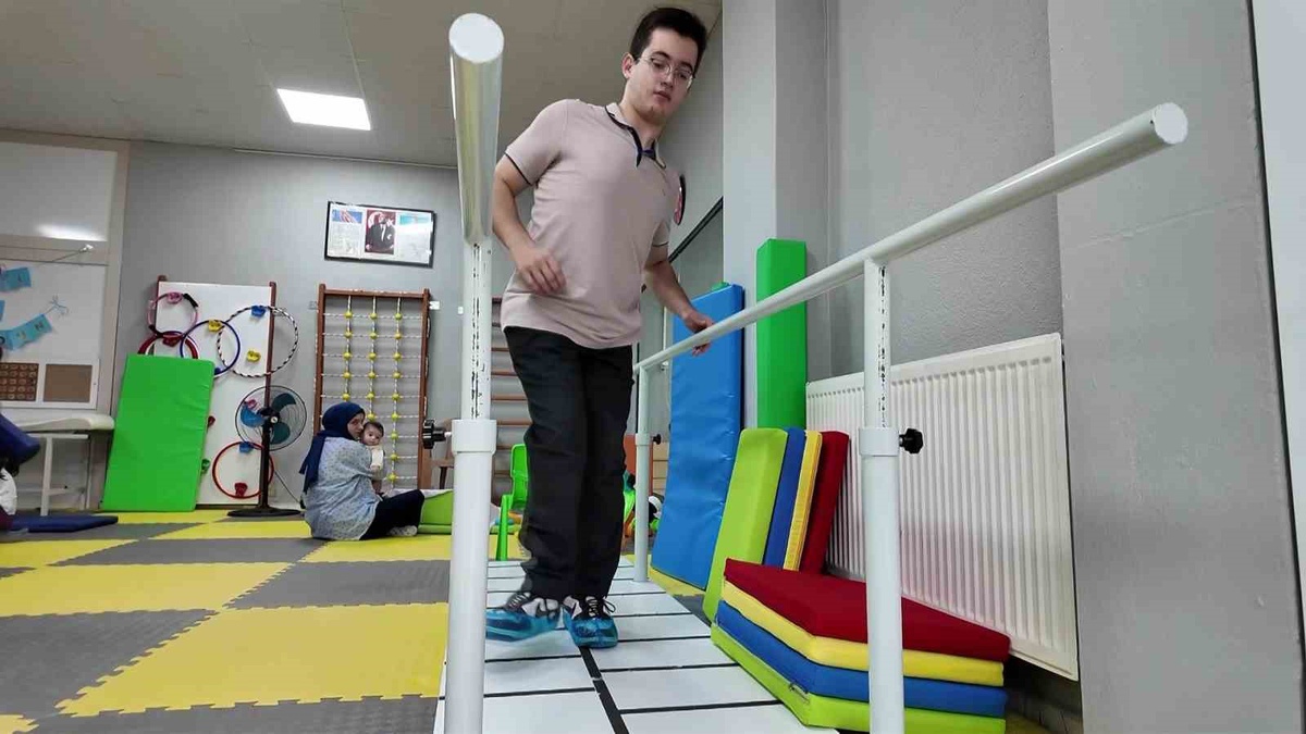 Yüzde 68 engelli doğdu, desteksiz yürümeyi öğrendi! Amasyalı Muhammed Kasım tıp fakültesini tam burslu kazandı