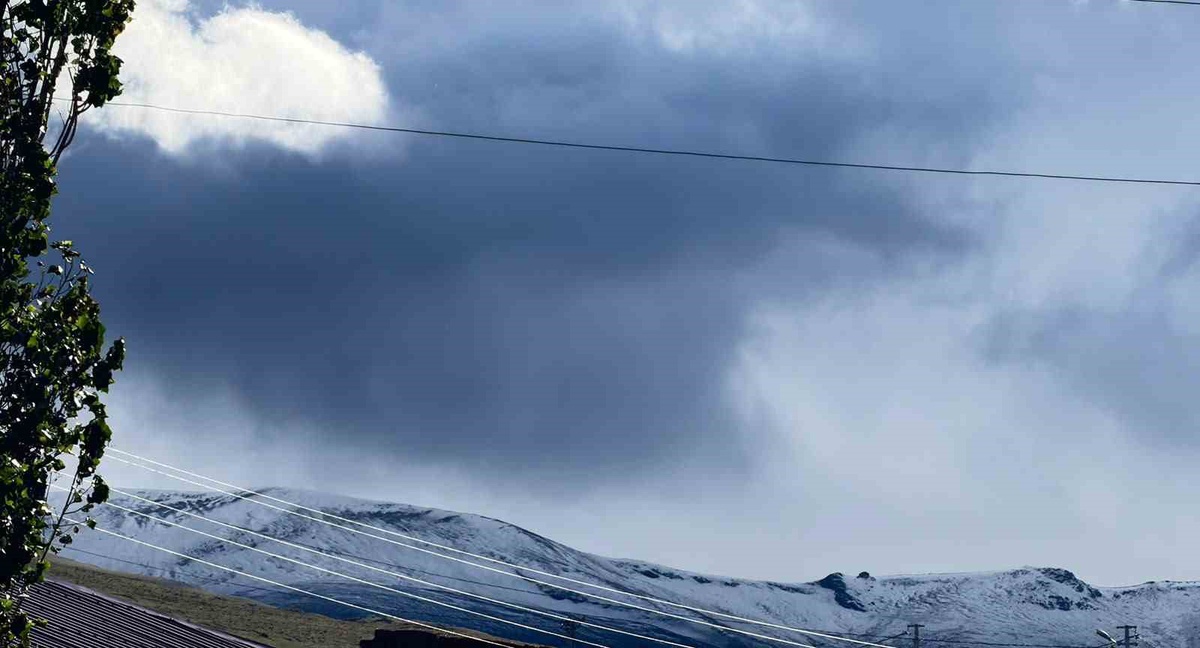Ardahan'da Kısır Dağı'na mevsimin ilk karı yağdı, zirve beyazladı