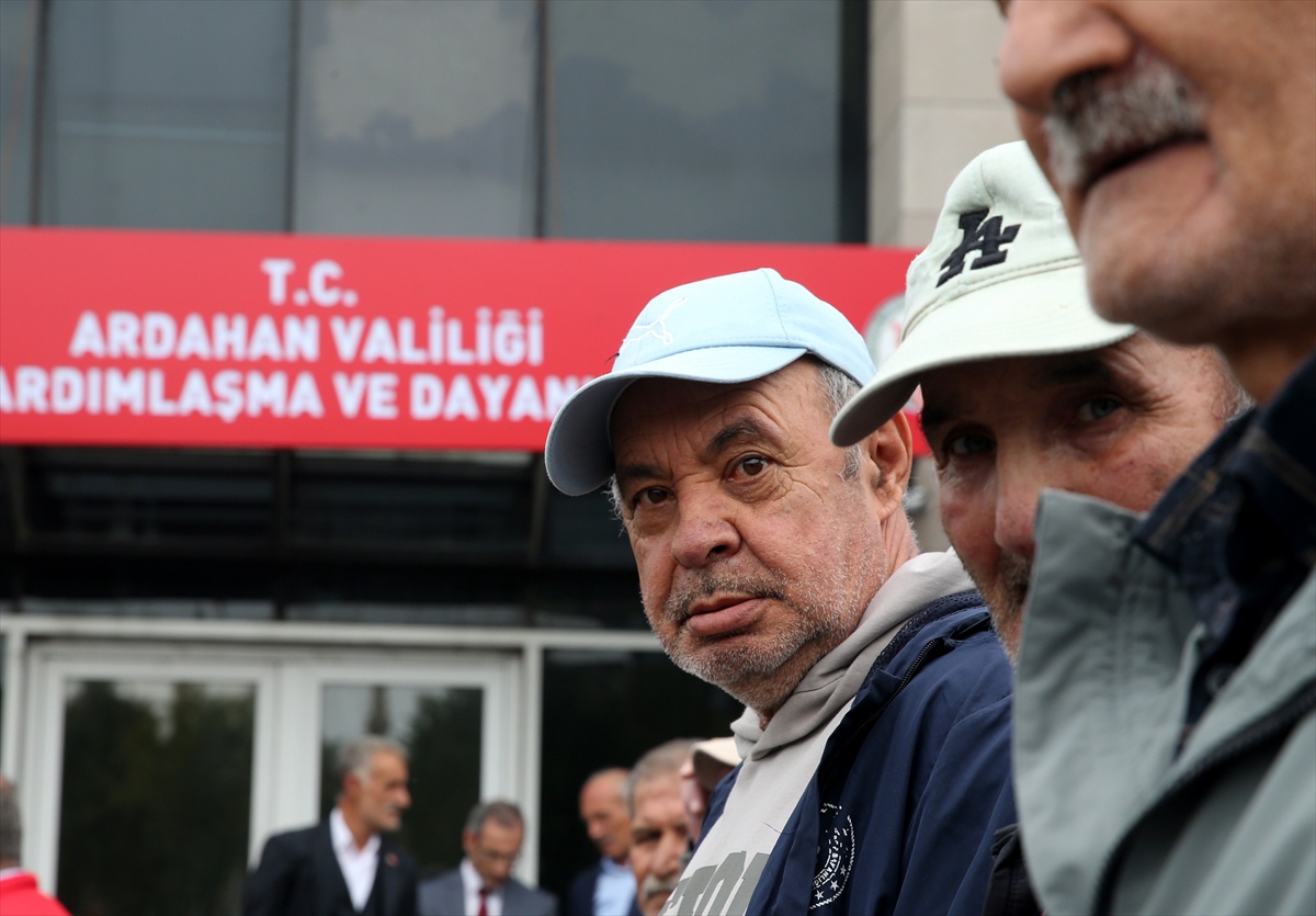 Ardahan Valisi Yamlı, Dünya Yaşlılar Günü etkinliğinde yaşlılarla sohbet etti