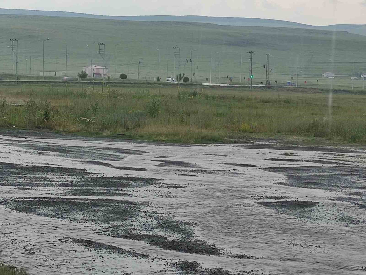 Ardahan'da sağanak su birikintileri oluşturdu, sürücüler ve yayalar zorlandı