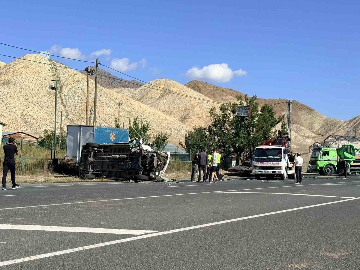 Oltu-Ardahan yolunda minibüs ile traktör çarpıştı, 2'si ağır 3 kişi yaralandı