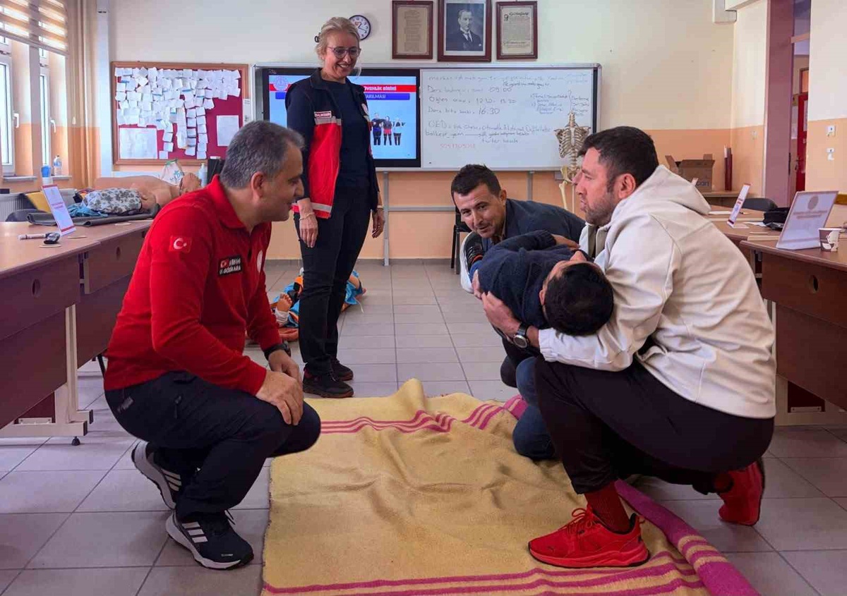Balıkesir'de öğretmen ve personele uygulamalı ilk yardım yenileme eğitimi verildi