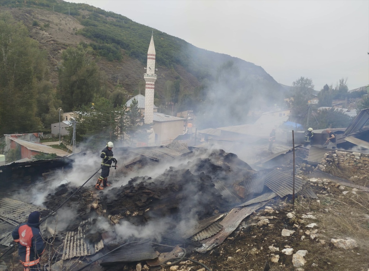 Bayburt Heybetepe köyünde çatı yangını büyüdü, 5 evin çatısı zarar gördü