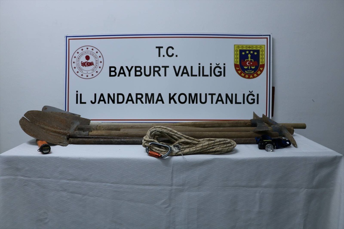 Jandarma, Bayburt'un Aşağı Çımağıl köyünde define arayan 6 şüpheliyi suçüstü yakaladı