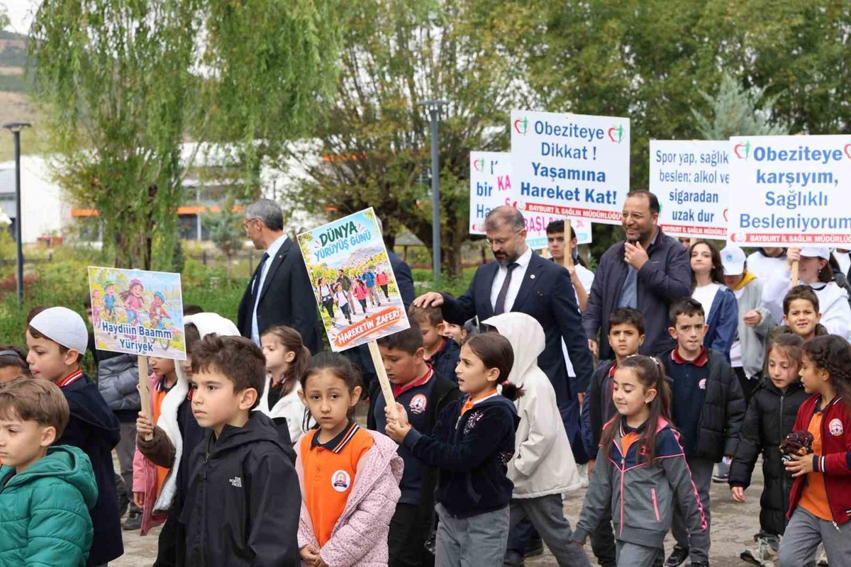 Bayburt'ta Dünya Yürüyüş Günü'nde sağlık ve eğitim müdürlükleri yürüyüş düzenledi