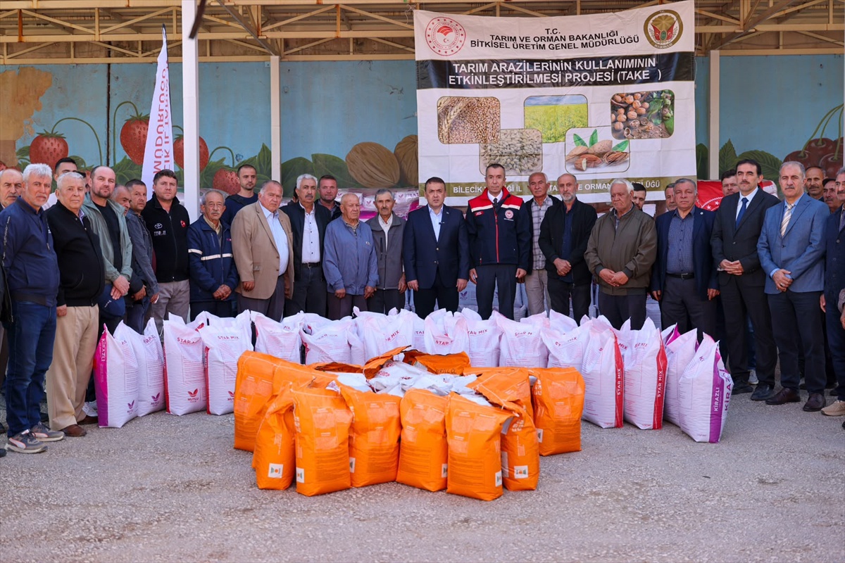 Bilecik'te tarım desteği kapsamında 306 üreticiye 717 torba kanola tohumu dağıtıldı
