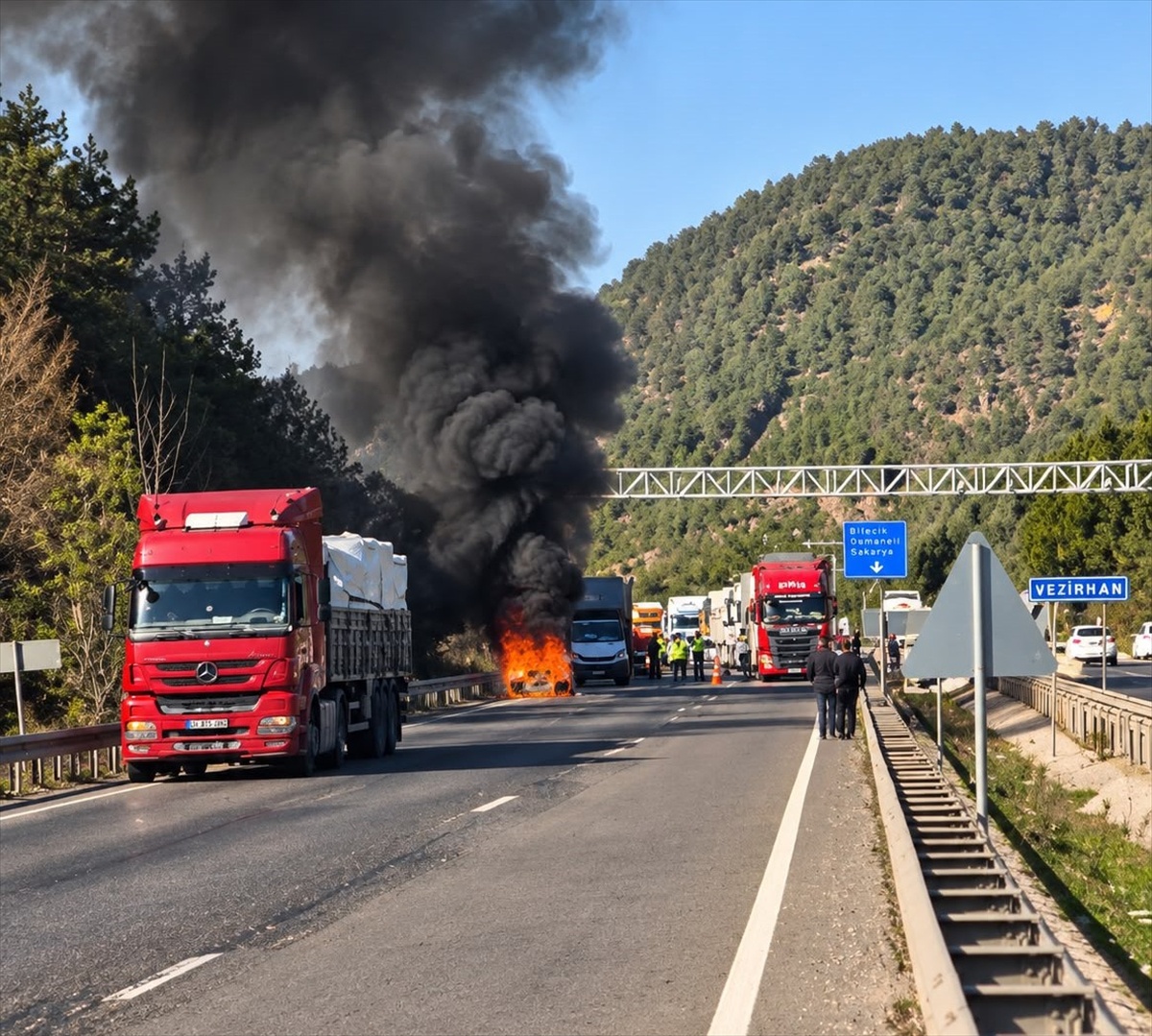 Bilecik'te seyir halindeki otomobil yandı ve kullanılmaz hale geldi