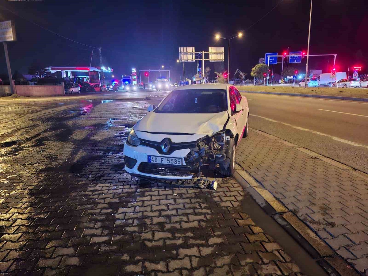 Bingöl'de otomobil ile motosiklet Kervansaray Kavşağı'nda çarpıştı, 2 kişi yaralandı
