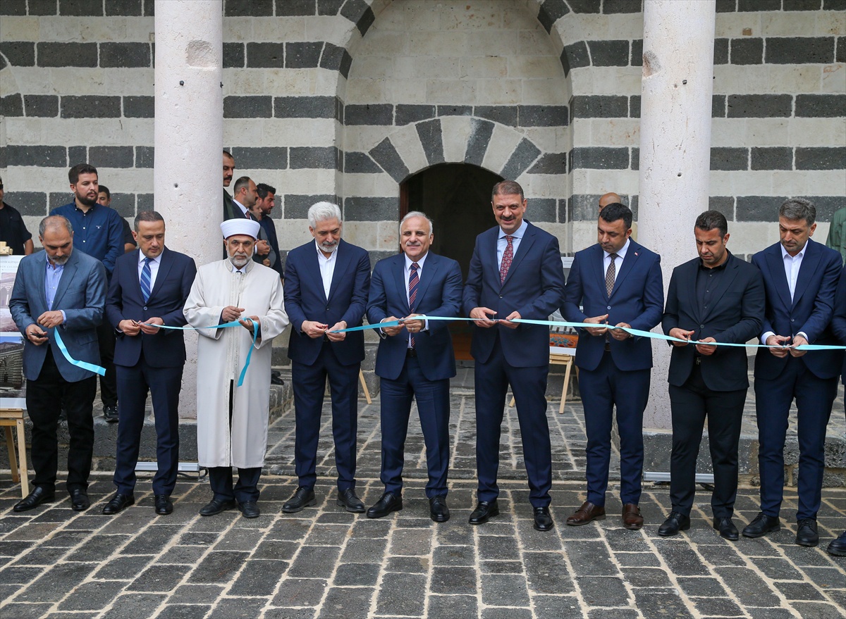 Vakıflar, depremde hasar gören 6 camiyi Diyarbakır ve Bingöl'de ibadete açtı