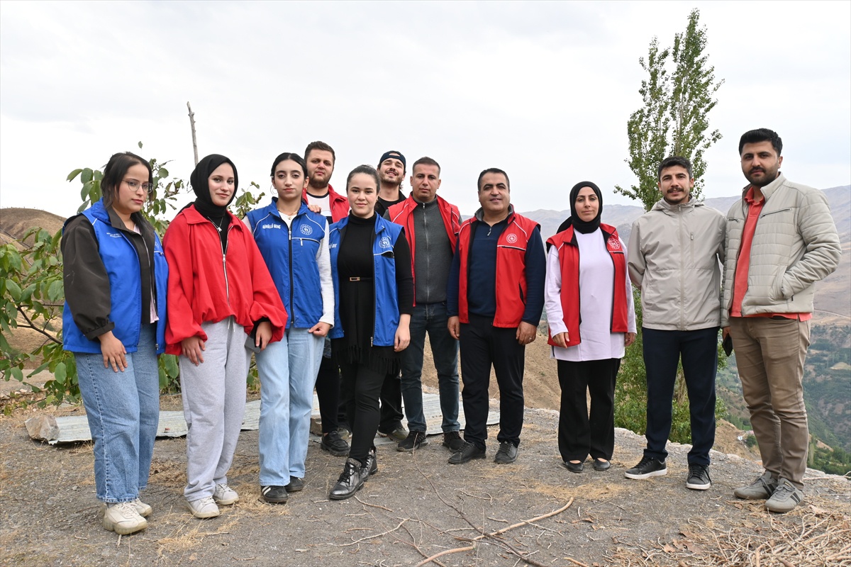 Bitlis Hizan'da Tatvan Gençlik Merkezi gönüllüleri yaşlı çiftin üzüm hasadını yaptı