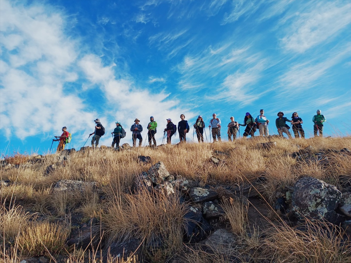 Bitlis'te 19 kişilik doğasever grubu Nemrut Dağı'nda zirve yapıp kalderada yürüdü.
