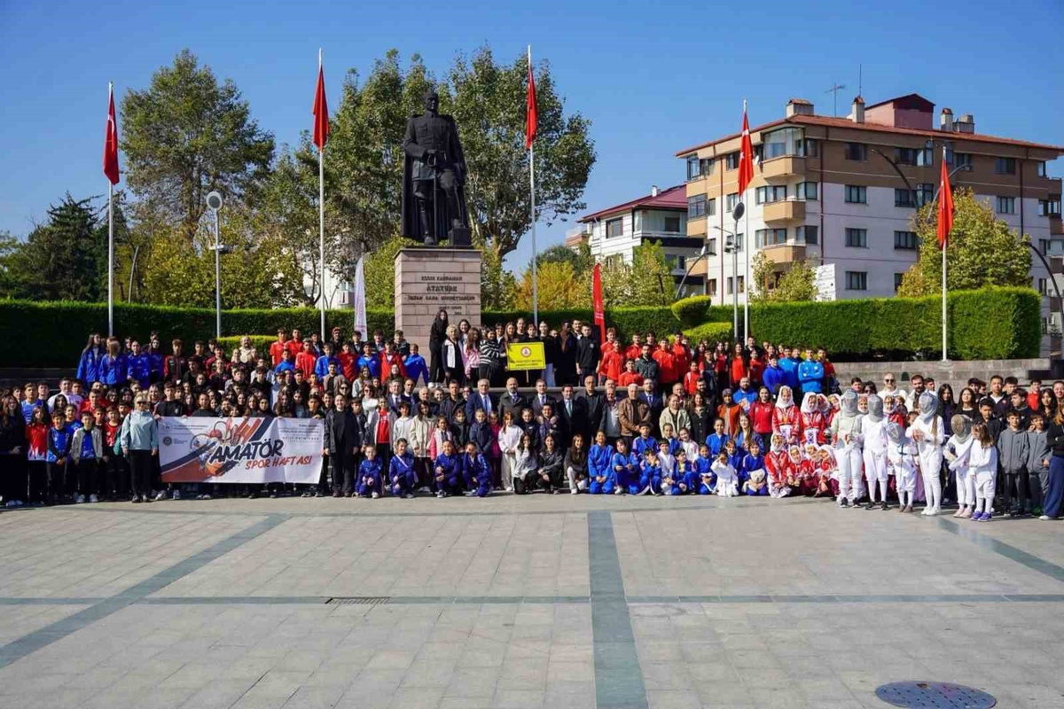 Bolu'da Amatör Spor Haftası açılışı yürüyüş ve Anıtpark etkinliğiyle yapıldı