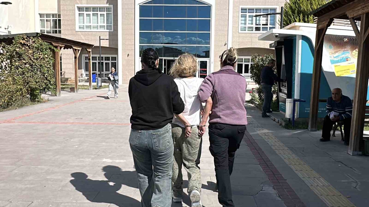 Burdur'da polise tekme atmaya çalışan Ukrayna uyruklu kadın adliyeye sevk edildi