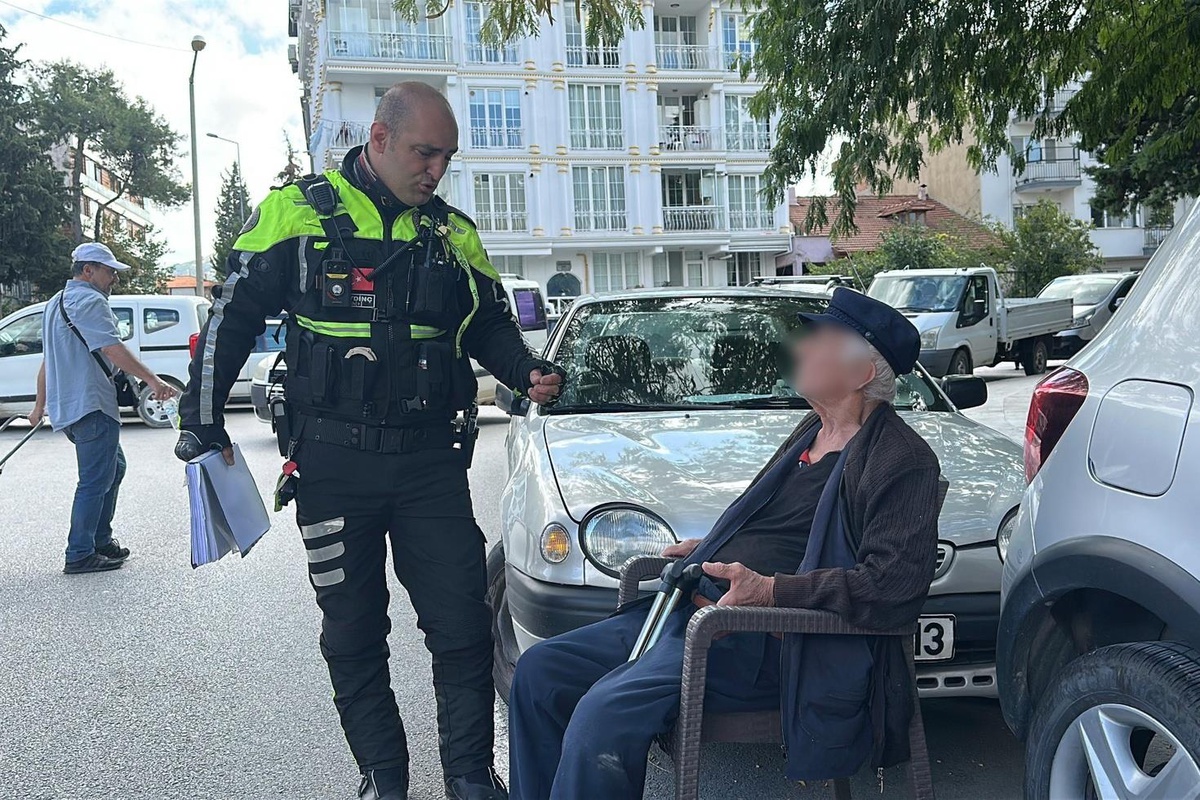 Burdur'da 85 yaşındaki sürücü kızının ihbarıyla trafikte durduruldu