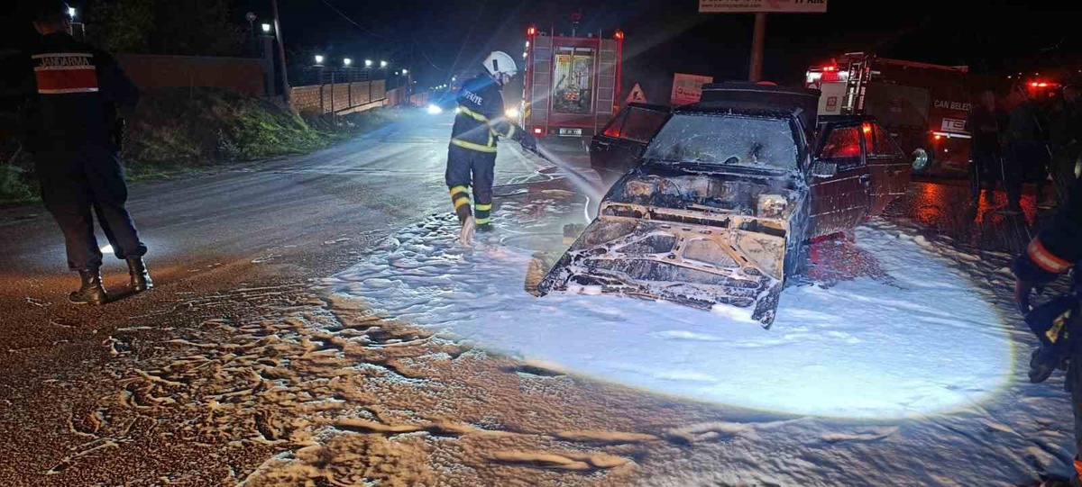 Çanakkale Çan'da motorundan duman yükselen otomobil alev alev yandı