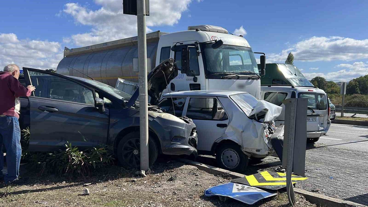 Çanakkale'de freni patladığı iddia edilen tanker 4 otomobile çarptı, 4 kişi yaralandı