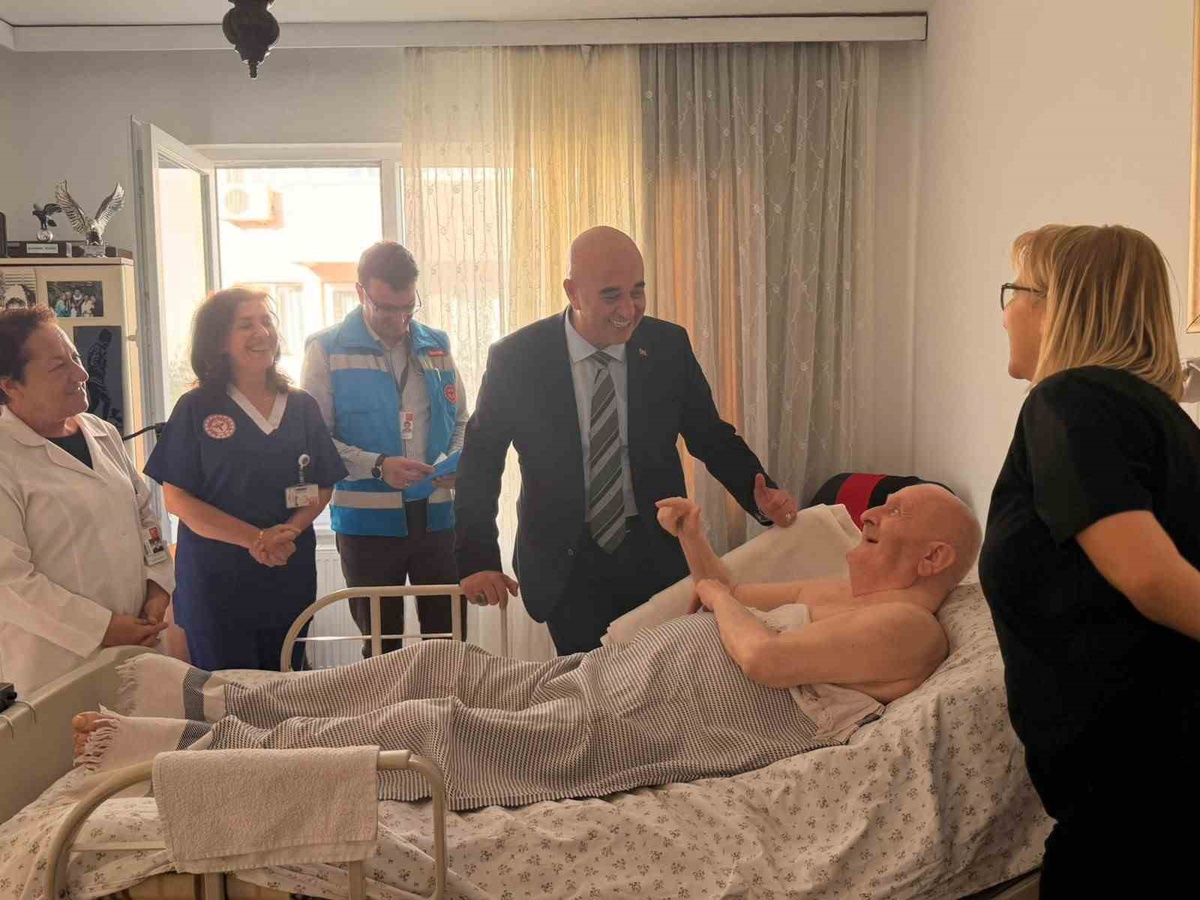 Çanakkale İl Sağlık Müdürü Görgülü, Dünya Yaşlılar Günü'nde yaşlıları ziyaret etti.