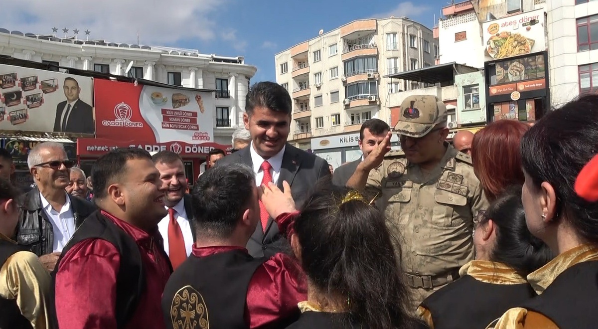 Kilis'te özel bireyler, Jandarma Komutanına Yaşlılar Günü'nde asker selamı verdi