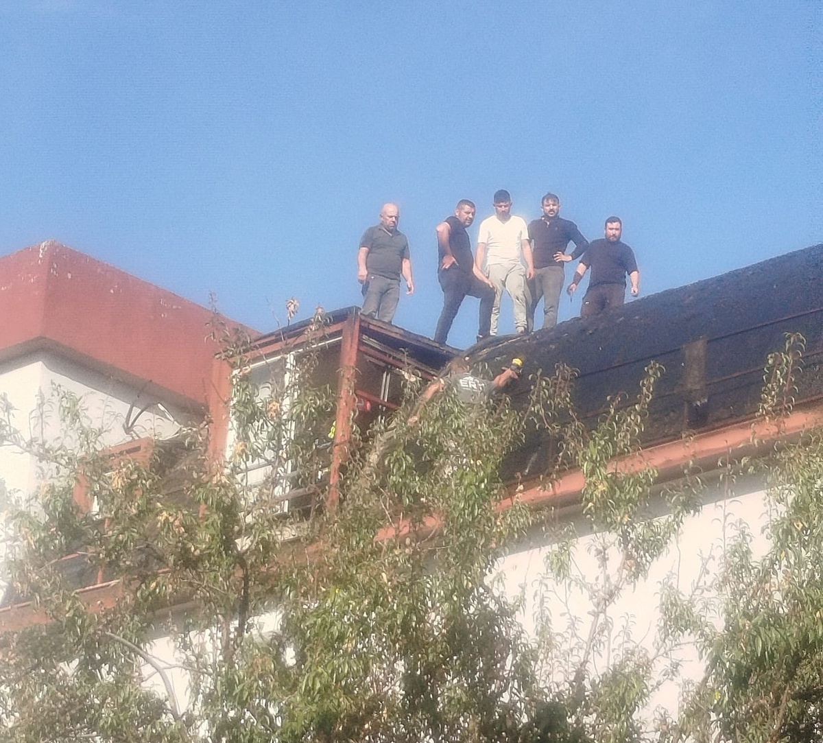Denizli Çivril'de 4 katlı apartman çatısındaki izolasyon yangını söndürüldü