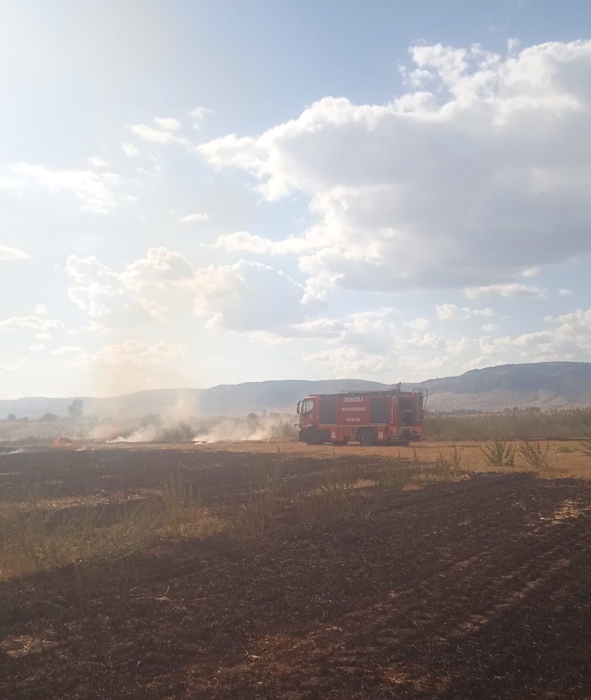 Denizli Çivril'de tarım arazisindeki yangın kontrol altına alındı