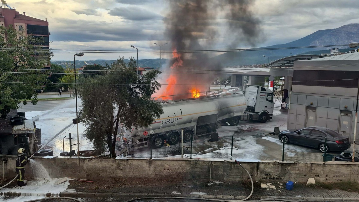 Denizli Pamukkale'de akaryakıt istasyonunda tanker yangını yanındaki tankere sıçradı