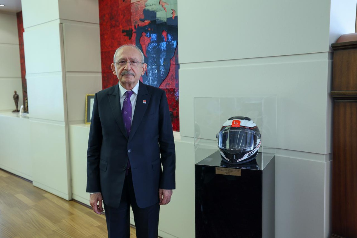 Kılıçdaroğlu, Pekeroğlu'nun kendisine emanet edilen kaskını makam odasına koydu