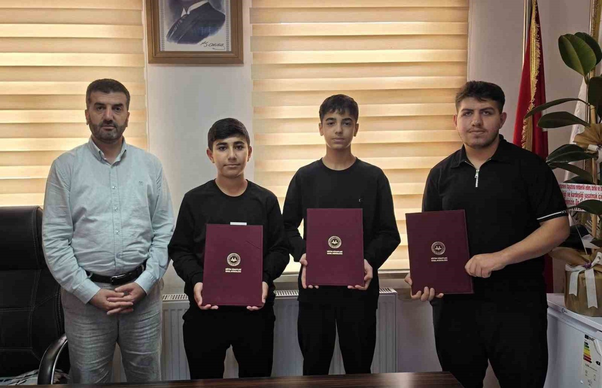 Diyarbakır Çermik'te Kur'an kursunda hafızlığı tamamlayan 3 öğrenciye belge verildi
