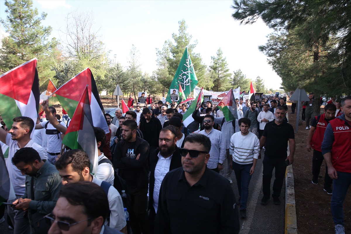 Diyarbakır'da üniversite öğrencileri Gazze için Vicdan Köprüsü yürüyüşü düzenledi