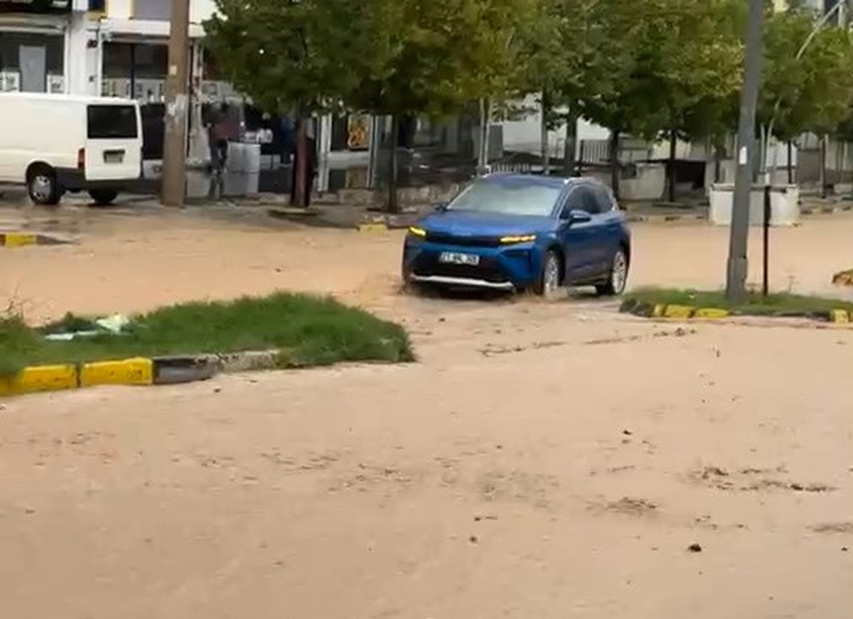 Diyarbakır Ergani'de sağanak cadde ve sokakları göle çevirdi, sürücüler güçlük çekti