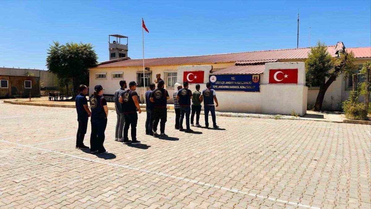 Diyarbakır'da JASAT operasyonunda cezası kesinleşen 76 kişi yakalandı