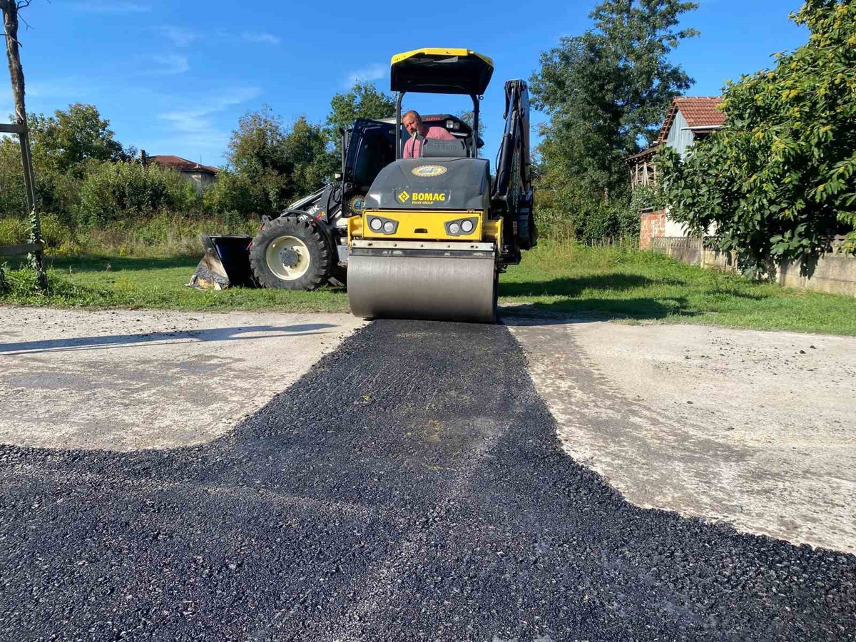 Düzce Çalıcuma köyünde İl Özel İdaresi asfalt yama çalışması yapıyor